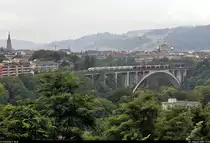 Nachschuss auf zwei RABe 515 (MUTZ | Stadler KISS), einer davon mit Vollwerbung für den Eishockeyclub SC Bern, auf dem Lorraineviadukt im wolkenverhangenen Bern (CH).
Zu sehen sind hier u.a. das Berner Münster (links) und das Bundeshaus.
Aufgenommen vom Parc Café Innere Enge.

🧰 S-Bahn Bern (BLS AG)
🚝 S3 Biel/Bienne (CH)–Bern Weissenbühl (CH)
🕓 3.8.2020 | 17:01 Uhr