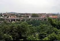 Bt (50 85 28-94 ??? CH-SBB) mit Schublok Re 460 071-4  Mittelland , mit Werbung für die Helvetia-Gruppe, unterwegs auf dem Viadukt Talwegmulde, Teil des Lorraineviadukt in Bern (CH).
Aufgenommen vom Parc Café Innere Enge.

🧰 SBB
🚝 IR 2376 (IR 17) Zürich HB (CH)–Bern (CH)
🕓 3.8.2020 | 17:22 Uhr