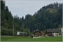 Bei Dürrenbach ist der BLS  Lötschberger  RABe 535 106 als S 6 22632 von Luzern nach Langnau unterwegs und erreicht in wenigen Minuten Trubschachen. Während die weitere Umgebung schon zum Emmental gehört, ist der Talboden nördlich der Ilfis und somit auch das Trasse der Bahn noch Bestandteil des Entlebuchs. 

1. Oktober 2020