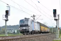 Siemens Vectron 193 994-1 der Tank Match Rail Hamburg zieht ihre Güterwagen kommend aus Neustadt Aisch Bhf. Im Bild links und rechts zwei neue Ks-Vorsignalwiederholer, im Hintergrund das ESig F für die Einfahrt in den Bahnhof Neustadt. Aufgenommen am 01.10.2020.