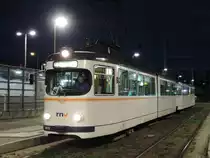 Die guten Fahrgastzahlen vor Corona bewegten/zwangen die RNV dazu, noch vorhandene Altfahrzeuge wieder einsatztauglich zu machen und als Verstärkung im Berufsverkehr einzusetzen. Aktuell fahren die Bahnen auch noch, wie heute Morgen auf der Linie 8 zwischen Rheinau und Ludwigshafen-Oppau. Hier der Wagen 1015 bei der Ankunft in Mannheim Rheinau. 02.10.2020 um 06:55 Uhr. 