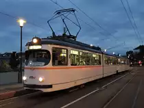 Die guten Fahrgastzahlen vor Corona bewegten/zwangen die RNV dazu, noch vorhandene Altfahrzeuge wieder einsatztauglich zu machen und als Verstärkung im Berufsverkehr einzusetzen. Aktuell fahren die Bahnen auch noch, wie heute Morgen auf der Linie 8 zwischen Rheinau und Ludwigshafen-Oppau. Hier der Wagen 1015 an der Haltestelle  Hochschule . 02.10.2020 um 07:12 Uhr. 