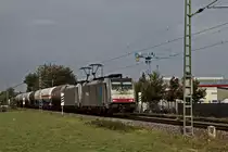 Doppeltraktion Bombardier Traxx F140(2E)(186453 und 186457) mit Kesselzug am 01.10.2020 09.58Uhr kurz hinter dem Bahnhof Pulheim in Fahrtrichtung Köln