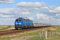 218 448-9 und 218 458-8 mit dem IC 2310 (Frankfurt(Main)Hbf-Westerland(Sylt)) am Hindenburgdamm 2.9.20