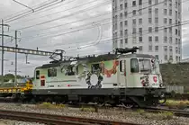 Werbe Lok Re 420 257-8 durchfährt den Bahnhof Pratteln. Die Aufnahme stammt vom 01.10.2020.