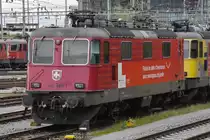 Werbe Lok Re 420 345-1 steht auf einem Nebengleis beim Güterbahnhof Muttenz. Die Aufnahme stammt vom 27.09.2020.