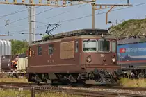 Re 425 190 der BLS durchfährt solo den Bahnhof Pratteln. Die Aufnahme stammt vom 16.09.2020.