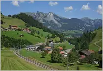 In der schönen Landschaft des Simmentals bei Garstatt ist die Re 4/4 II 502 ist mit einem Regioexpress nach Interlaken Ost unterwegs.
(11.08.2020)