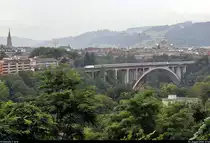 Re 460 113-4  Irchel , mit Werbung für das 100-jährige Jubiläum der Gewerkschaft des Verkehrspersonals (SEV), überquert auf dem Lorraineviadukt in Bern (CH) die Aare.
Aufgenommen vom Parc Café Innere Enge.

🧰 SBB
🚝 IR 2527 (IR 15) Bern (CH)–Luzern (CH)
🕓 3.8.2020 | 17:04 Uhr