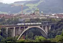 Unter dem Bundeshaus:
Ein RABe 515 (MUTZ | Stadler KISS) ist unterwegs auf dem Lorraineviadukt in Bern (CH).
Aufgenommen vom Parc Café Innere Enge.

🧰 S-Bahn Bern (BLS AG)
🚝 S31 Belp (CH)–Biel/Bienne (CH)
🕓 3.8.2020 | 17:19 Uhr
