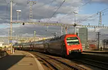 Re 450 112 erreicht am 06.11.2009 Zürich-Oerlikon, damals noch mit 6 Gleisen. Inzwischen wurde der Bahnhof auf der Nordseite (hier links im Bild) um 2 Gleise erweitert.