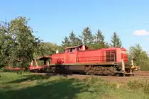 DB AG 294 620-0 führt leere Autotransportwagen entlang einer Streuobstwiese an der KBS 770 bei Asperg am 30. September 2020