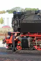 Jubiläumslok 99 236 der HSB wird in der Morgensonne des 15. September 2020 vor dem Lokschuppen im BW Wernigerode auf einen anstrengenden Betriebstag vorbereitet