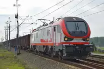 Rail Capital Partners (RCP) (Fahrzeugpool von Pesa (51%) und der staatlichen polnischen Entwicklungsbank PFR (49%)) mit einer ihrer PESA 111Ed Marathon Loks (aktueller Mieter?), der  111Ed 004  (NVR:  91 51 5 170 069-0 PL-RCP) und einem Ganzzug offener Drehgestell-Güterwagen kurz vor der Durchfahrt im Bf. Kostrzyn am 30.09.20  