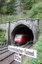 DB AG 146 215-9 verlässt am 21. September 2020 mit einem Regionalexpress am Haken den Gremmelsbacher-Tunnel der Badischen Schwarzwaldbahn oberhalb von Triberg.

Der Fotostandpunkt ist eine Stahlbühne auf dem Schwarzwaldbahn-Erlebnispfad:  http://www.schwarzwaldbahn-erlebnispfad.de/