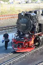Kurz vor 9:00 Uhr am 15. September 2020 ist der Lokführer von 99 236 auf dem Weg zu seinem Arbeitsplatz. Zur Mittagszeit wird die Lok Zug 8925 auf den Brocken gezogen haben.