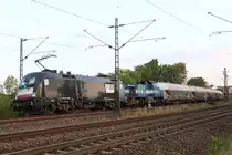 Die Dispolok ES 64 U2-007 und Lok 7 der NIAG (Vossloh G 1206) vor einem Silowagenzug haben am Abend des 23. September 2020 gerade den Bahnhof Asperg an der KBS 770 hinter sich gelassen. 