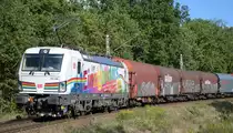 DB Cargo AG [D] mit  193 366  [NVR-Nummer: 91 80 6193 366-2 D-DB] mit einem Coilzug in der langen Kurve Berlin Wuhlheide an einem goldenen Oktobertag, 04.10.20
