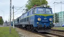 PKP Cargo mit der E-Lok  ET22-793  (NVR:  91 51 3 150 400-2 PL-PKPC ) und einem Ganzzug Schüttgutwagen mit Schwenkdach nach der Durchfahrt im  Bf. Kostrzyn am 30.09.20