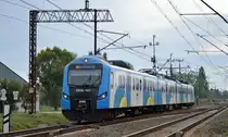 PKP Przewozy Regionalne Sp.z o.o. mit dem E-Triebzug  EN57AL-1527  (NVR:  94 51 2 122 345-3 PL-PREG..... ) kurz vor der Einfahrt im Bf. Kostrzyn am 30.09.20