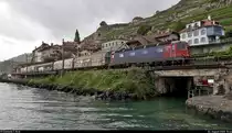 Ein bunt zusammengewürfelter Güterzug mit Re 6/6 11634 (620 034-9)  Aarburg-Oftringen  ist bei regnerischem Wetter unterwegs am Plage de la Lisette in Saint-Saphorin (CH) Richtung Vevey (CH).

🧰 SBB Cargo AG
🚩 Bahnstrecke Vallorbe–Domodossola (Simplonstrecke | 100/200)
🕓 4.8.2020 | 10:44 Uhr