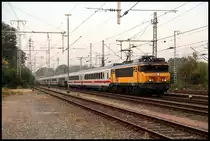 Inzwischen werden in den Niederlanden leider auch die Lokomotiven von den Spray Enthusiasten nicht mehr verschont. Kunst ist in meinen Augen was anderes. Aber es ist wohl der Zeitgeist, der die Loks wie hier die NS 1745 so aussehen lässt. Auch Wagen drei des am 23.9.2020 um 9.14 Uhr aus Amsterdam in Bad Bentheim einfahrenden IC hat es erwischt. In Bad Bentheim folgt nun der Lokwechsel und danach die Weiterfahrt nach Berlin Ostbahnhof.