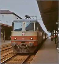 Die SBB Re 4/4 II 11249 in TEE Farben erreicht mit ihrem Schnellzug aus Richtung Zürich kommend Aarau. Der Zug fährt, wie ganz rechts im Bild an dem damals genutzten Zuganzeigesystem teilweise zu erkennen ist nach Biel/Bienne weiter. 

Analog Bild vom September 1984