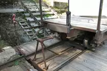 Blick auf die Sicherung des ungebremsten meterspurigen Flachwagens auf dem Wagen der Schrägbahn 🕓 08.08.2018 | 10:17 Uhr