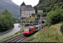 Re 460 ??? unterwegs unterhalb des Schlosses Saint-Maurice (CH).

🧰 SBB
🚝 IR 1818 (IR 90) Brig (CH)–Genève-Aéroport (CH)
🚩 Bahnstrecke Vallorbe–Domodossola (Simplonstrecke | 100/200)
🕓 4.8.2020 | 12:30 Uhr