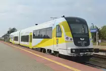 PKP Przewozy Regionalne Sp.z o.o. mit dem newag Dieseltriebzug  SA137-005A   (NVR:  95 51 2 720 108-0 PL-PREG ) für die Region Województwo Lubuskie in Polen am 30.09.20 im Bf. Kostrzyn. 