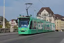 Be 6/8 Combino 325, auf der Linie 14, überquert die Mittlere Rheinbrücke. Die Aufnahme stammt vom 16.09.2020.
