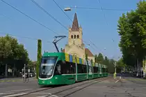 Be 6/8 5035, auf der Linie 1, fährt zur Haltestelle ZOO Bachletten. Im Hintergrund steht die Pauluskirche. Die Aufnahme stammt vom 17.09.2020.