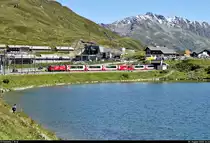 Durch die vorangegangene Streckenstörung musste der Fotohalt Oberalppass (CH) leider gestrichen werden. Bei der Einfahrt in den Bahnhof bemühte ich mich aber wenigstens um ein Foto aus dem Zugfenster.
Indes wartet auch der bereits um 60 Minuten verspätete Glacier Express mit HGe 4/4 II 101  Ville de Sion/Sitten  auf seine Weiterfahrt.

🧰 Matterhorn-Gotthard-Bahn (MGB)
🚝 D 903 (Glacier Express) St. Moritz (CH)–Zermatt (CH)
🚩 Bahnstrecke Brig–Disentis/Mustér (Furka-Oberalp-Bahn (FO) | 144)
🕓 5.8.2020 | 14:34 Uhr