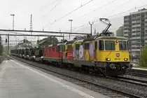 Re 420 mit Werbeanstrich von SBB CARGO NATIONAL.
Re 420 307-1 und Re 420 337 mit einem Militärzug in Moutier am 7. Oktober 2020.
Foto: Walter Ruetsch