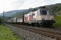 Re 420 mit Werbeanstrich von SBB CARGO NATIONAL.
Re 420 262-8 mit einem Lebensmittelzug bei Cressier am 9. Oktober 2020.
Foto: Walter Ruetsch