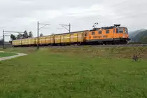 Re 420 mit Werbeanstrich von SBB CARGO NATIONAL.
Re 420 320-4 mit einem Postzug bei Niederbipp am 12. Oktober 2020.
Foto: Walter Ruetsch