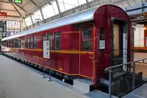 Der 1929 gebaute vierachsige Schnellzug-Personenwagen der Gattung WR4ü-28 stammt aus der zweiten Baureihe, die die Mitropa (Mitteleuropäische Schlafwagen- und Speisewagen Aktiengesellschaft) in Auftrag gab. (Verkehrszentrum des Deutsches Museums München, August 2020) [Genehmigung liegt vor]