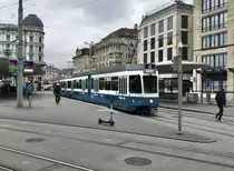 Linie 4 Wagennummer 2012 „Wiedikon“ am Bellevue. Dass dieser Wagen auf der Linie 4 fährt, ist sehr selten. Datum: 12. 10. 2020