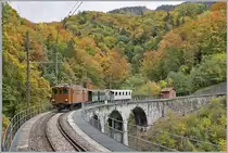 Die Bernina Bahn Ge 4/4 81 auf der Fahrt nach Blonay auf dem Baie de Clarens Viadukt kurz nach  Vers-Chez-Robert. 

11. Okt. 2020