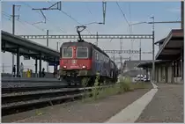 Die SBB Re 6/6 11658 (Re 620 058-8)  Auvernier  wartet mit einem Kesselwagenzug in Oensingen auf die Weiterfahrt. 

10. Aug. 2020