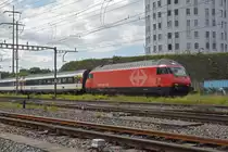 Re 460 057-3 durchfährt den Bahnhof Pratteln. Die Aufnahme stammt vom25.05.2020.