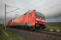 152 124-4 legt sich kurz vor Einfahrt in den Bhf Neustadt Aisch in die Kurve. Aufgenommen am 13.10.2020.