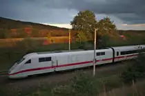 Triebkopf ICE 5 401 063-3 bei herbstlicher Abendsonne von einer leichten Anhöhe aus fotografiert. 13.10.2020