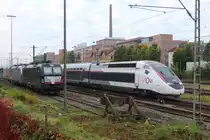 Aufgrund der Sanierung der Schnellfahrstrecke Stuttgart - Mannheim sind bis Ende Oktober noch ungewohnte Fernverkehrszüge planmäßig auf der Residenzbahn KBS 770 anzutreffen. Hier saust Triebzug TGV 4701 am Morgen durch Kornwestheim und wird knapp vier Stunden später in Paris ankommen 🧰 SNCF 🚝 TGV 9576 Stuttgart Hbf - Paris Est 🚩 Bahnstrecke KBS 770 (Residenzbahn) 🕓 13.10.2020 | 9:02 Uhr