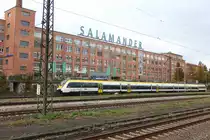 Mit ordentlicher Verspätung passiert ein Bombardier Talent 2 der Abellio Rail BW das unter Denkmalschutz stehende Areal der ehemaligen Schuhfabrik Salamander in Kornwestheim 🧰 Abellio Rail Baden-Württemberg GmbH 🚝 RB 18 (19329) Osterburken - Tübingen 🚩 Bahnstrecke KBS 770 (Residenzbahn) 🕓 12.10.2020 | 17:23 Uhr