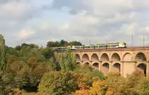 IRE 1 Stuttgart-Karlsruhe am 13.10.2020 auf dem Enzviadukt in Bietigheim-Bissingen. 