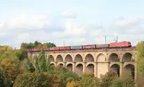 185 378 mit offenen Güterwagen (vermutlich Schrottzug) am 13.10.2020 auf dem Enzviadukt in Bietigheim. 