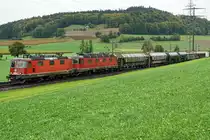 Seit dem Rückzug der Re 10 aus den Diensten von SBB CARGO INTERNATIONAL tauchen die bei den Bahnfotografen sehr beliebten  Zänerpäckli  öfters bei Zügen von SBB CARGO NATIONAL auf.
So am 3. Oktober 2020 die Re 420 298-2 zusammen mit der Re 620 667  Bodio  bei Wynigen.
Normalerweise wird dieser Zug nur mit einer Re 4/4 II bespannt.
Foto: Walter Ruetsch 