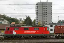 Als Swisspass Re 4/4 II unterwegs sind Re 420 243, Re 420 252 und Re 420 345.
Am 6. Oktober 2020 präsentierte sich die Re 420 243 im Güterbahnhof Solothurn vor der Kulisse der Kirche Zuchwil.
Foto: Walter Ruetsch
