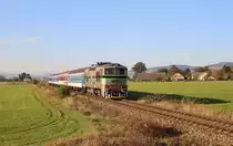 750 096-0 (KDS) war am 15.10.18 mit dem Os 7545 in Bezděkov u Klatov zu sehen.
Die Lok war von der KDS an die CD ausgeliehen.